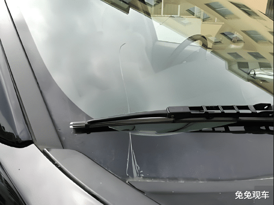 汽车玻璃出现裂痕：换or不换？老司机拆解3类损伤，学会这3招自己修复！