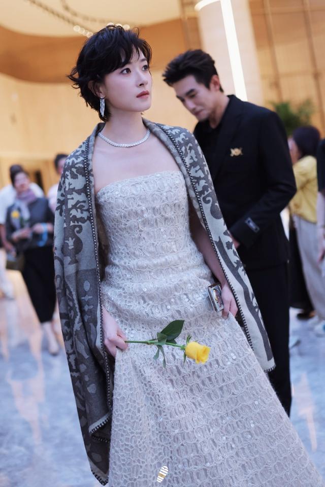 万茜下班路透美图