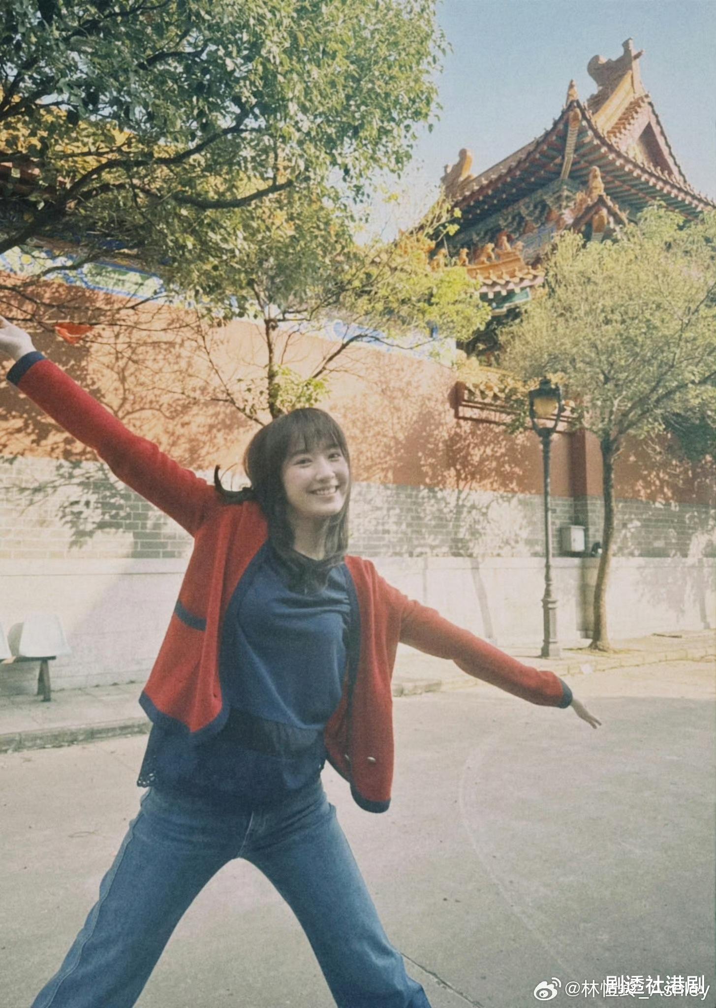 恭喜!香港知名星二代港大硕士毕业,被指与母亲共用一张脸