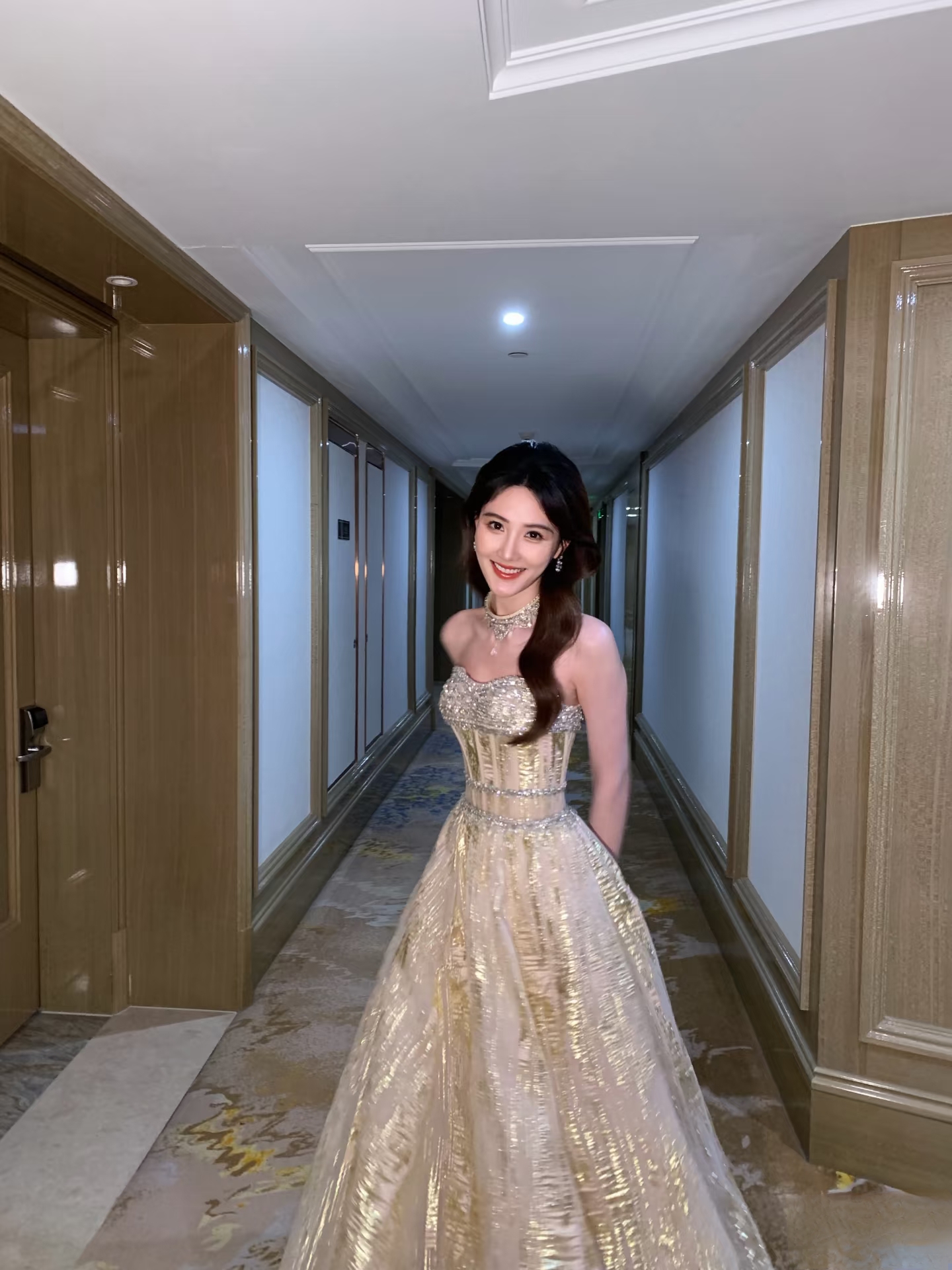 李丹儿2025年末工作记，金色抹胸礼裙亮相舞台