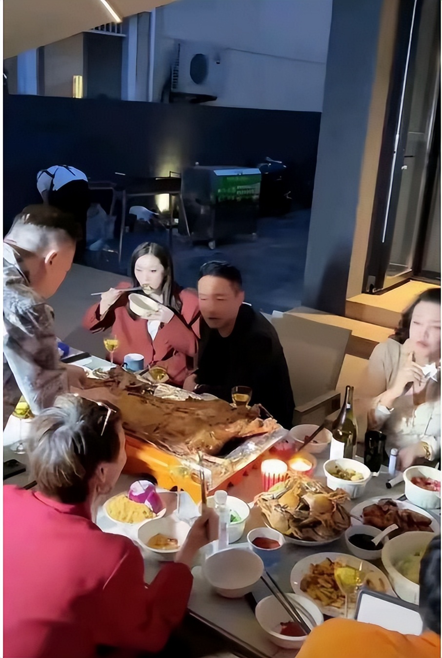 马筱梅当后妈赢口碑！烤全羊宴小玥儿露脸，S 妈却在卖惨博同情