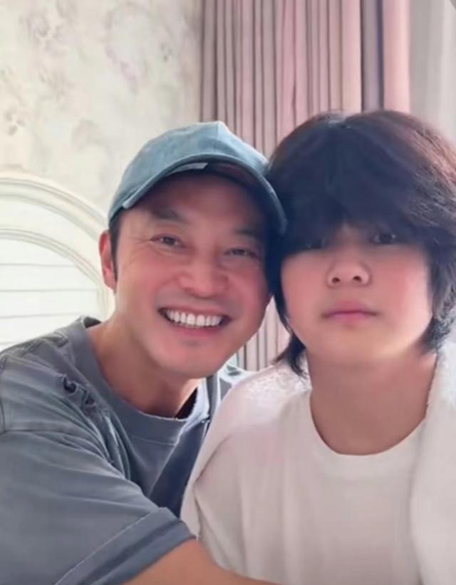 安吉14岁照片曝光,疯狂生长比老爸沙溢高太多,茂密头发抢镜