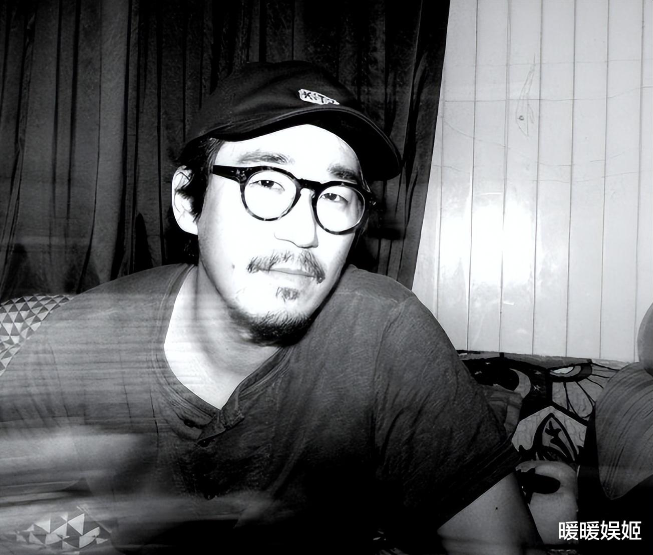 43岁张默独居泰国，生活奢靡与音乐为伴，外网常发黑白照与众不同