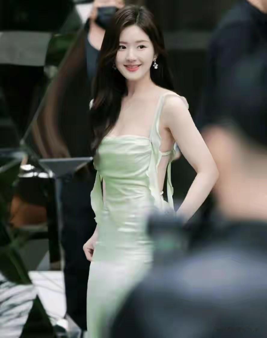 赵露思的身材魅力，性感的多元表达与风格张力，甜而不腻。