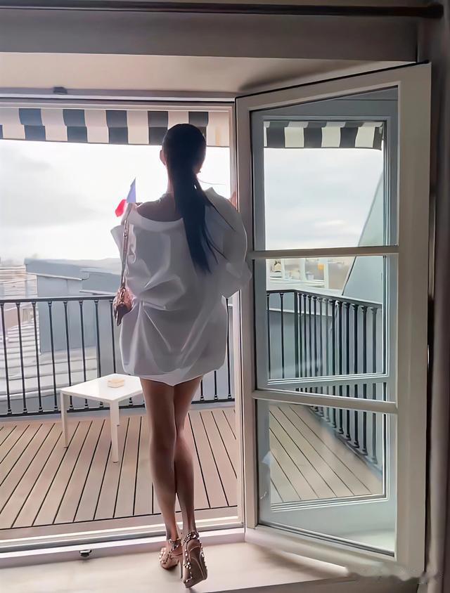 关晓彤：无裤风穿搭，这大长腿太美太窒息了