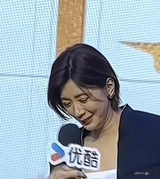 50岁的贾静雯也老了，眼周超多皱纹，短发造型显老