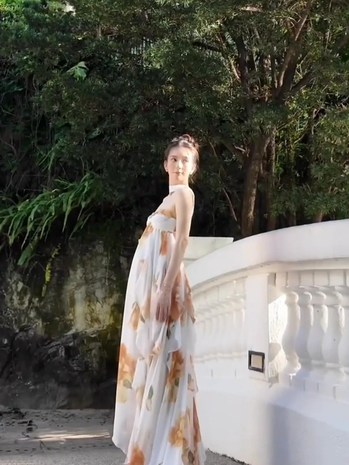 方媛孕晚期挺大肚坚持工作,逛超市给女儿买零食,透露体重才96斤