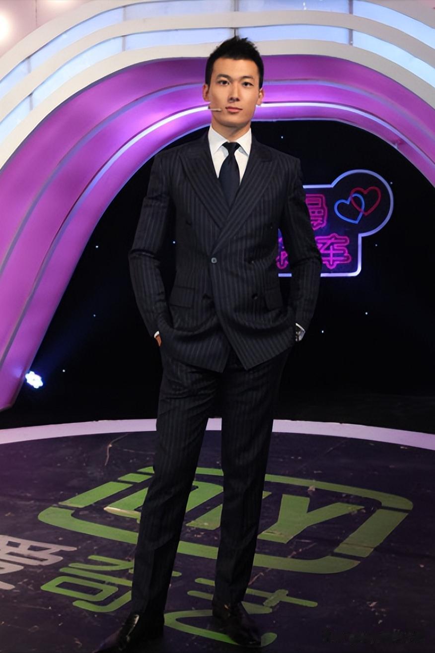 朱珠和老公在新加坡路边等车,她的老公身材高大,长相英俊。