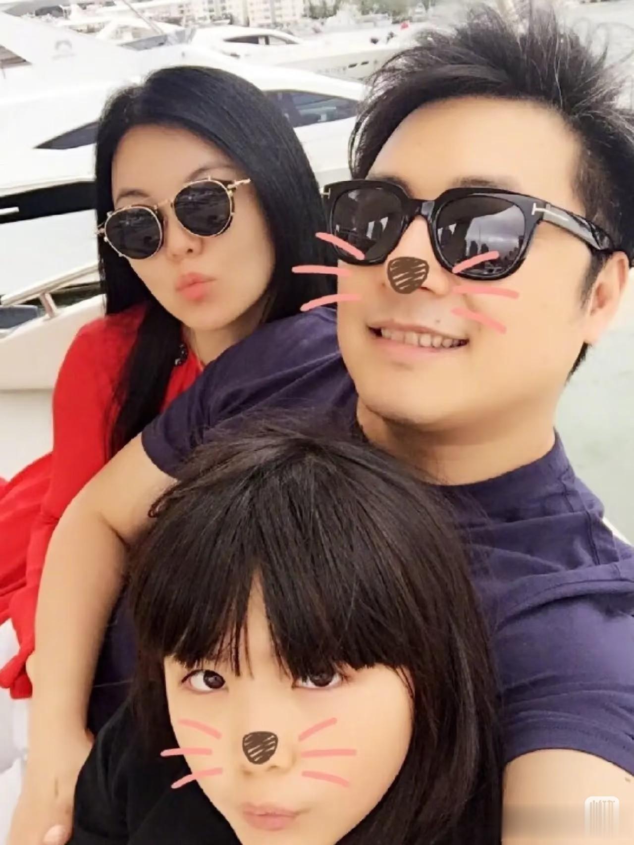 王岳伦夫妇机场同框,谁也不愿多看谁一眼,李湘红衣服惹眼