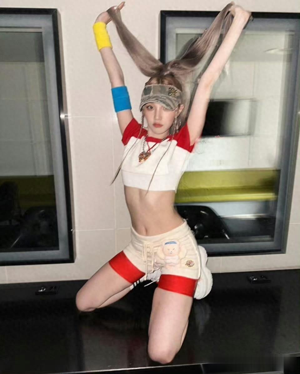 宋雨琦潮酷运动风写真，红白衣装搭配个性配饰，尽显活力嘻哈范