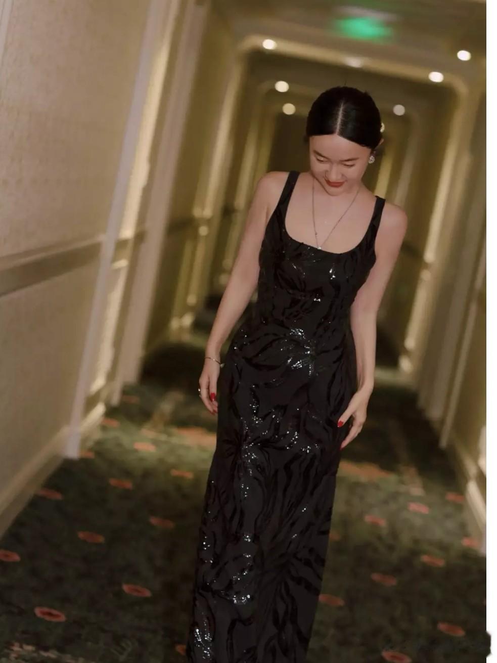 45岁霍思燕黑吊带裙封神,回眸甜笑赢麻红毯