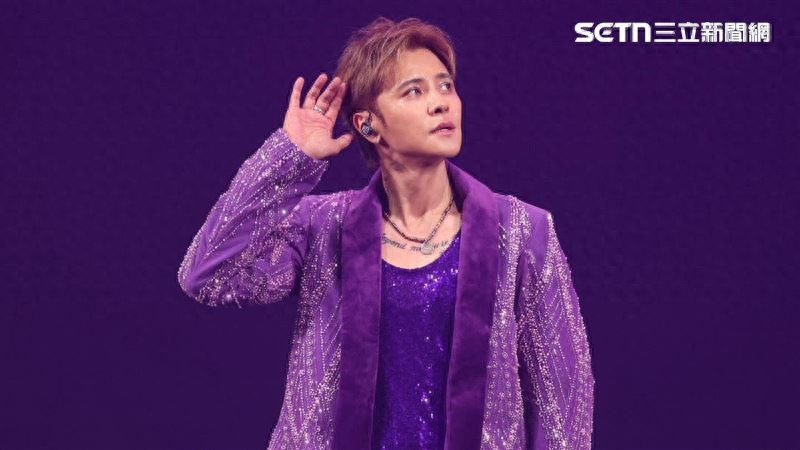 罗志祥唱着唱着突发意外！当场鞠躬致歉，因未及时抵达指定升降台