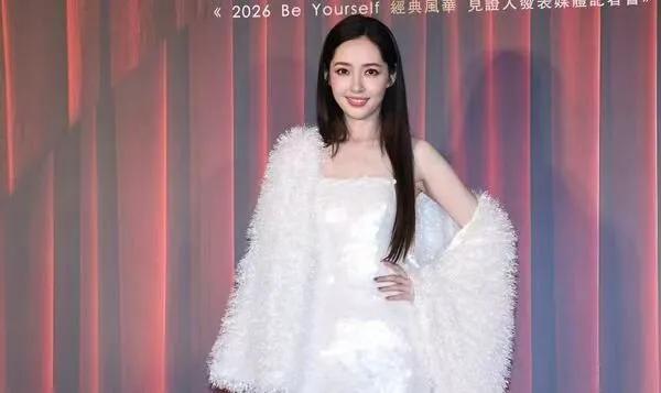 郭碧婷最新亮相！颜值回春仙气飘飘，父亲病情好转，向太给很多钱