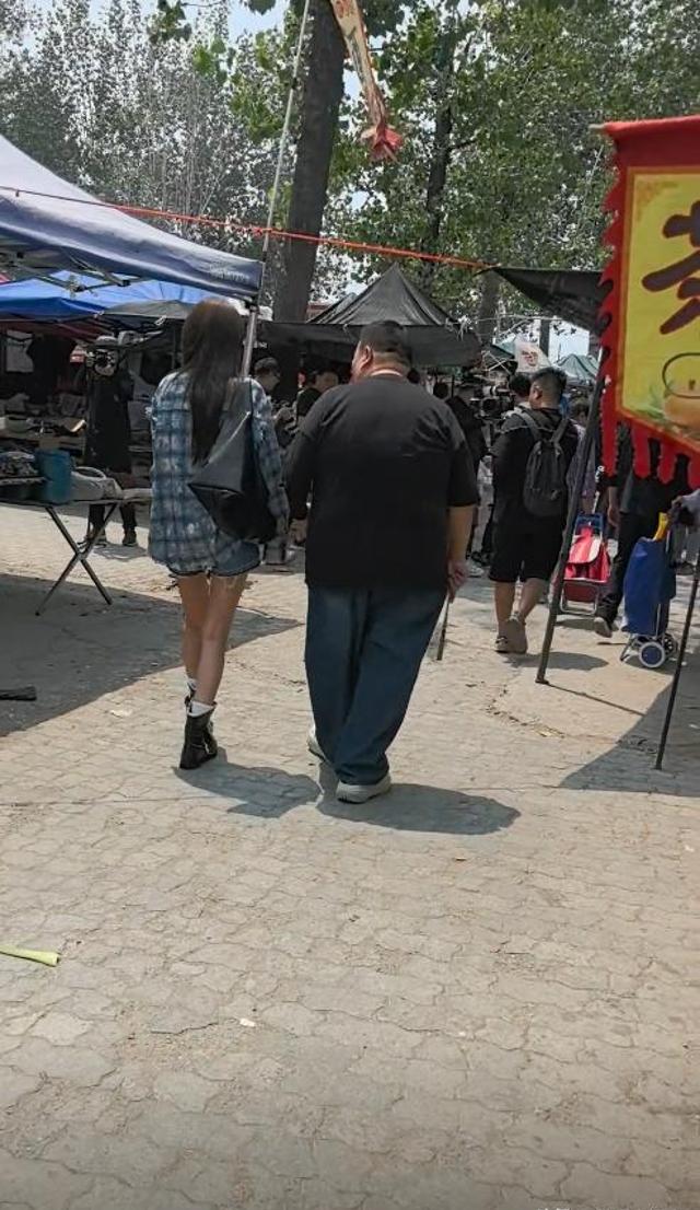 孙怡北京菜场被偶遇，穿热裤棉靴，孙越全程陪伴