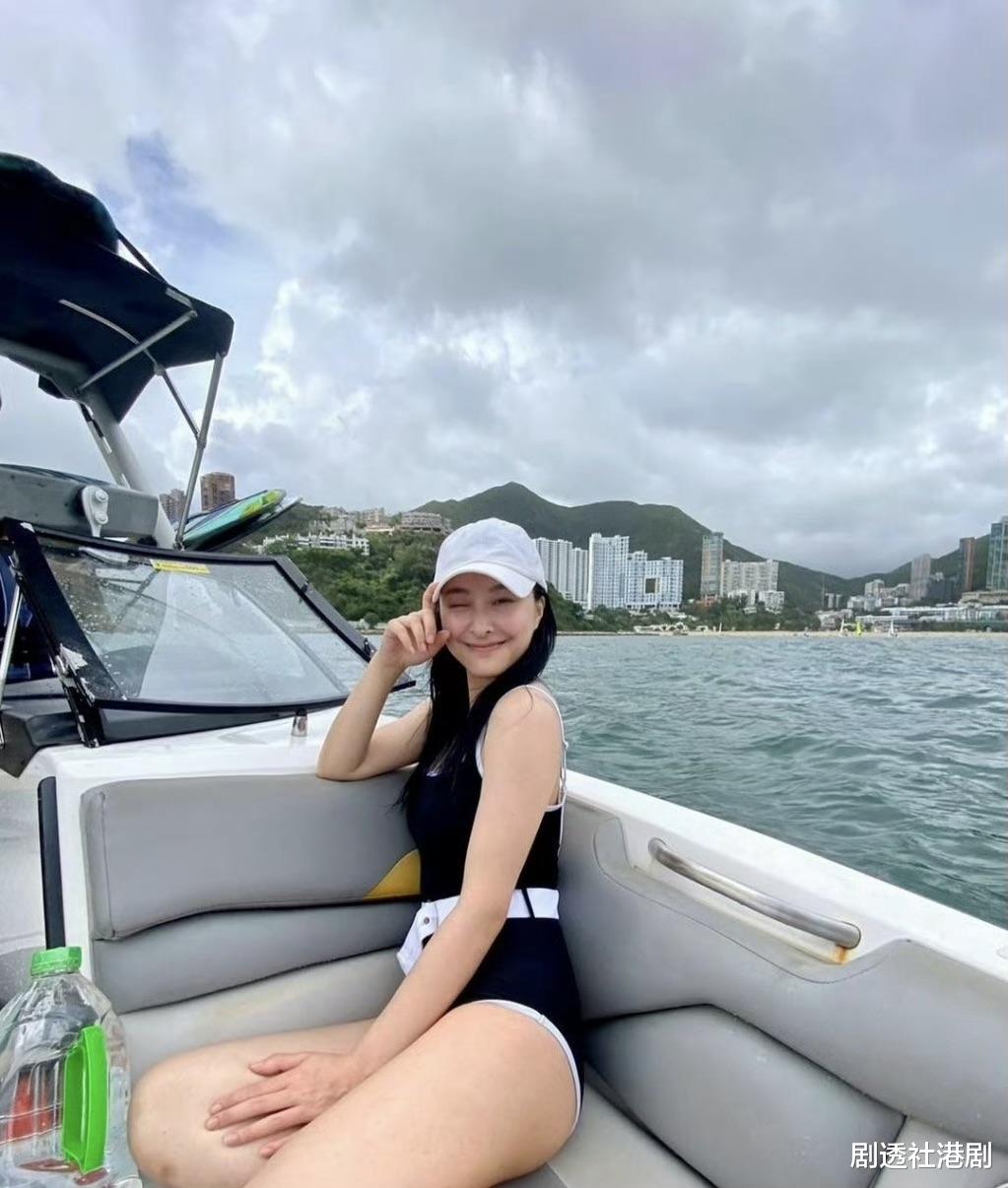 TVB力捧小花晒泳装照！被指减肥成功，与型男亲密依偎引关注