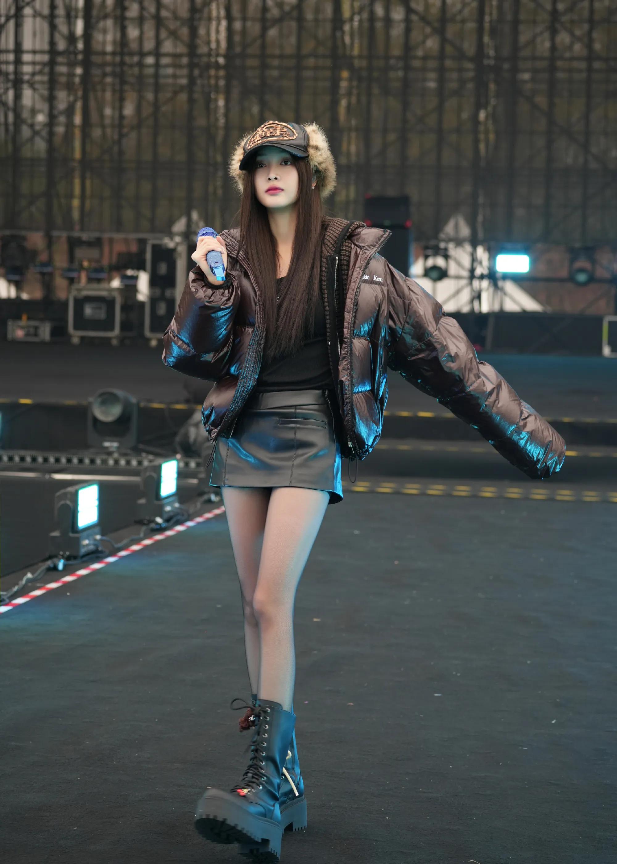 吴宣仪黑色短裙性感十足