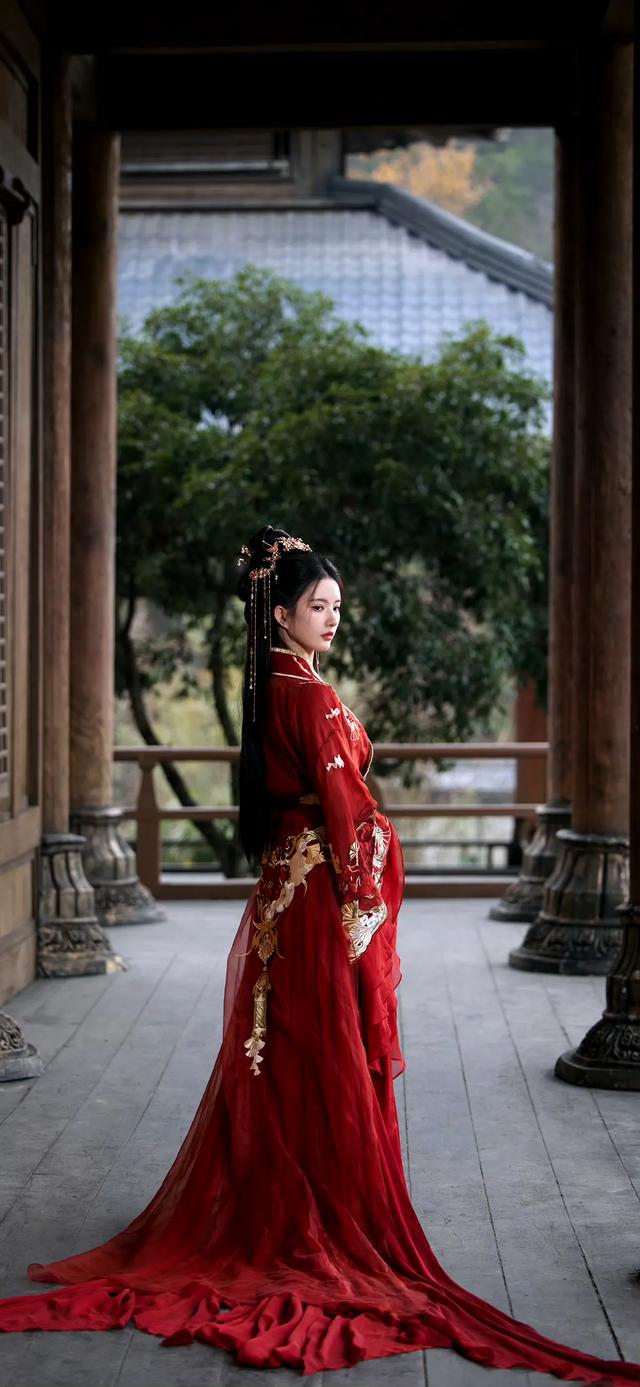 刘些宁壁纸 红衣加身，氛围感拉满，狠狠惊艳到！ ?