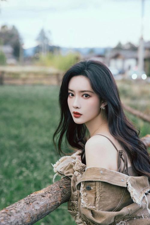 孟子义摔倒名场面!全员反应也太好嗑了吧\uD83E\uDD79