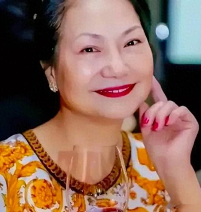 S妈身体突发不适，称要当反网络霸凌主席，网友：向汪小菲宣战？