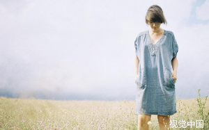 妈妈监视我的购物软件，单价超过20块钱的东西她都会登录退掉，可当她看见那盒9.9的雨伞时她却崩溃了