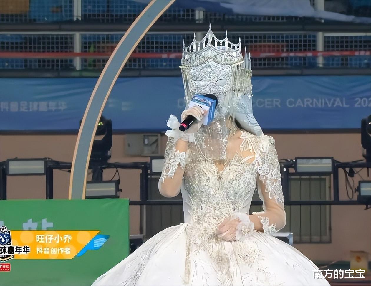 旺仔小乔照片曝光！演唱会蒙面，票价968元惹争议，粉丝掉70万