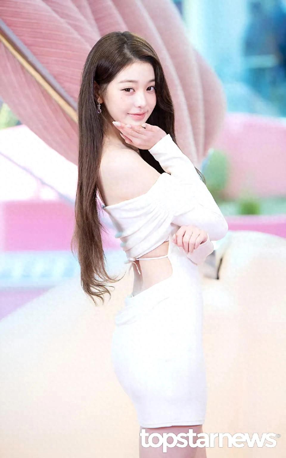 张元英 今日品牌活动,一字肩露背连衣裙来自Nana Jacqueline ???