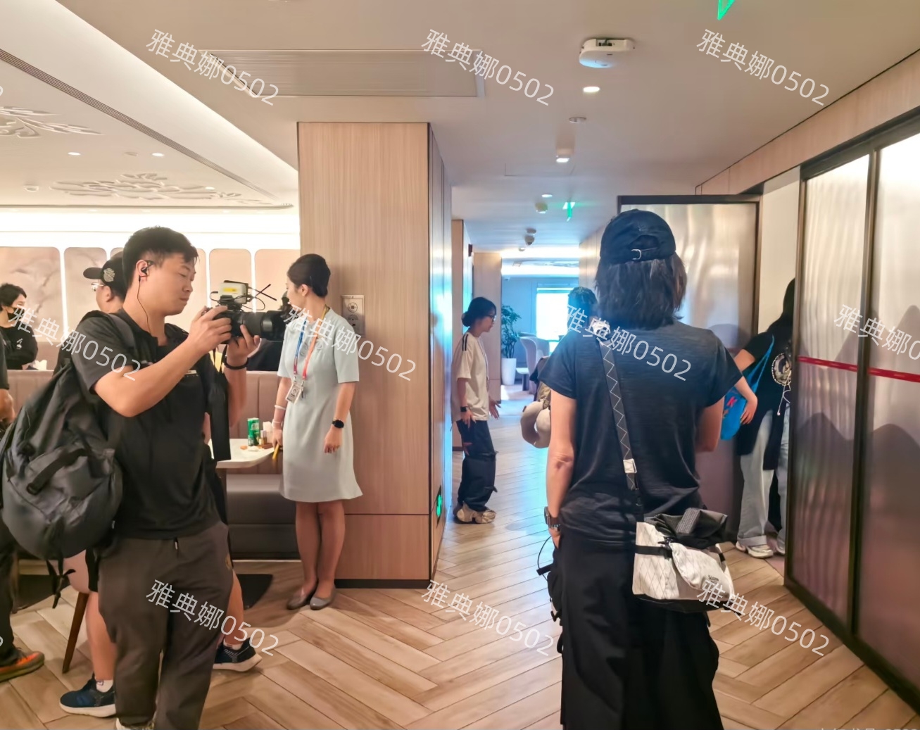 机场偶遇张柏芝刘晓庆,张柏芝好白脸好小刘晓庆不年轻耳朵很奇怪