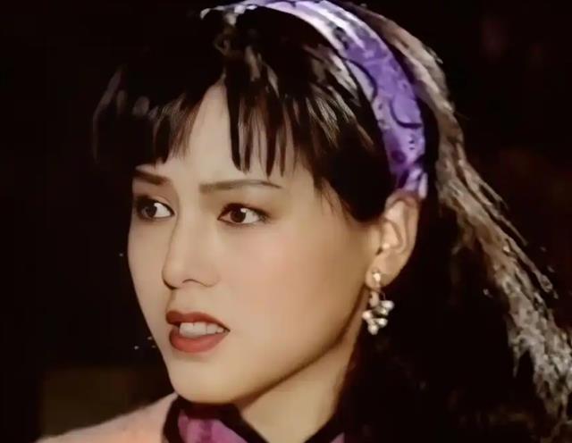 难怪王扶林导演非要把她化丑,当年的她漂亮到欧阳奋强不敢看