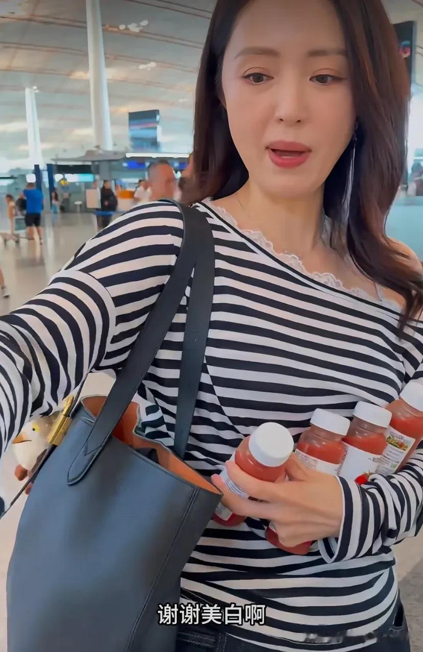董璇机场给网友分发番茄汁，透露自己即将进组，看来没怀小小张