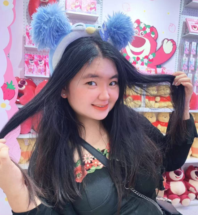 胡慧中母女在香港,女儿体重超180斤长相普通,本人不忍回应了