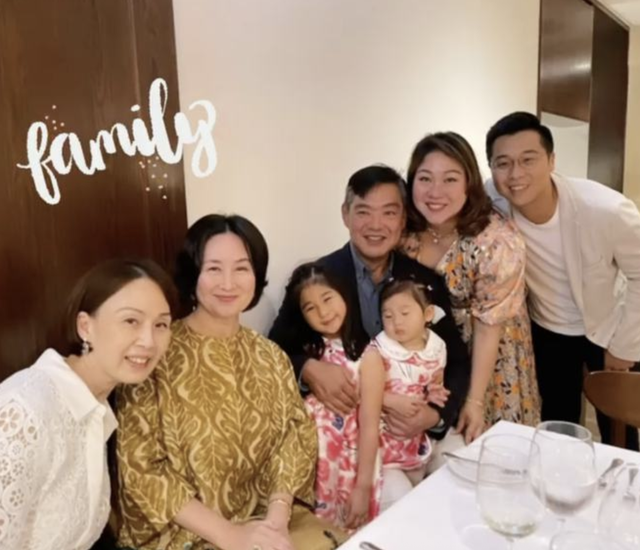 62岁何超琼吃饭庆祝母亲节，素颜出镜状态真实，仨干女儿陪伴过节