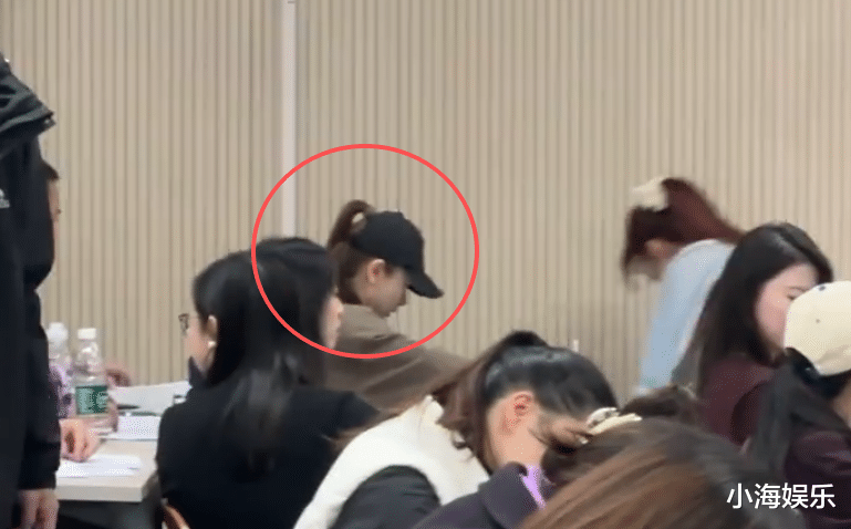 戚薇现身北大考试,分数曝光挤进前十,两年学费吓退打工人