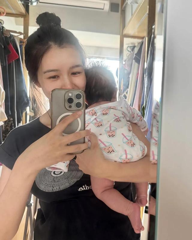 港姐麦明诗罕见公开儿子正面样貌,帅气老公一行为获网友赞好爸爸