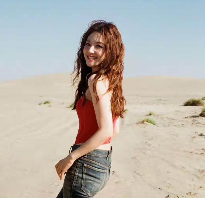 李兰迪晒26岁庆生照!沙漠追风热辣超美出圈,网友直呼太像巩俐了