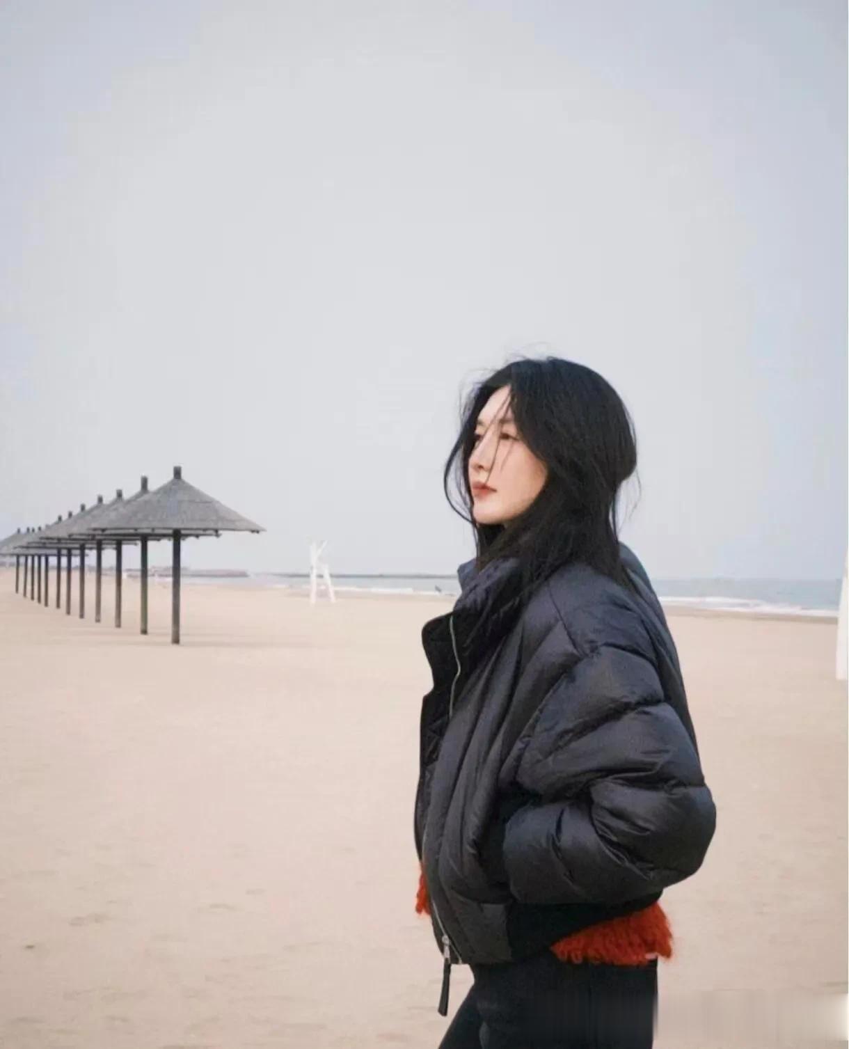 江疏影的穿搭才叫有品位!黑色羽绒服+红色马甲+阔腿裤 时髦又高级