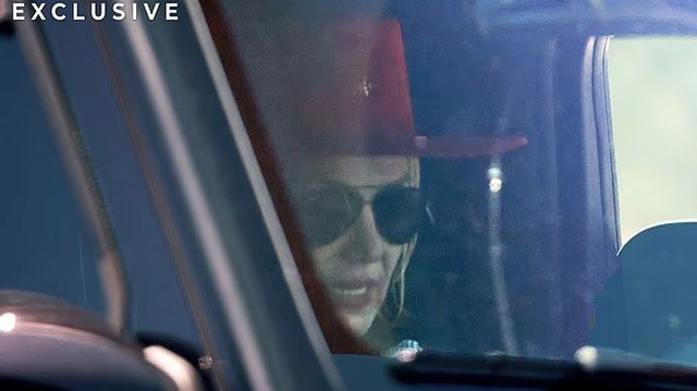 布兰妮18岁儿子带漂亮女友兜风，超跑是妈妈送的，引发争议