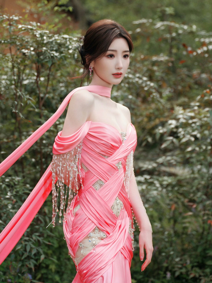 港风女神毛晓彤！粉色纱裙穿在她身上太仙了。