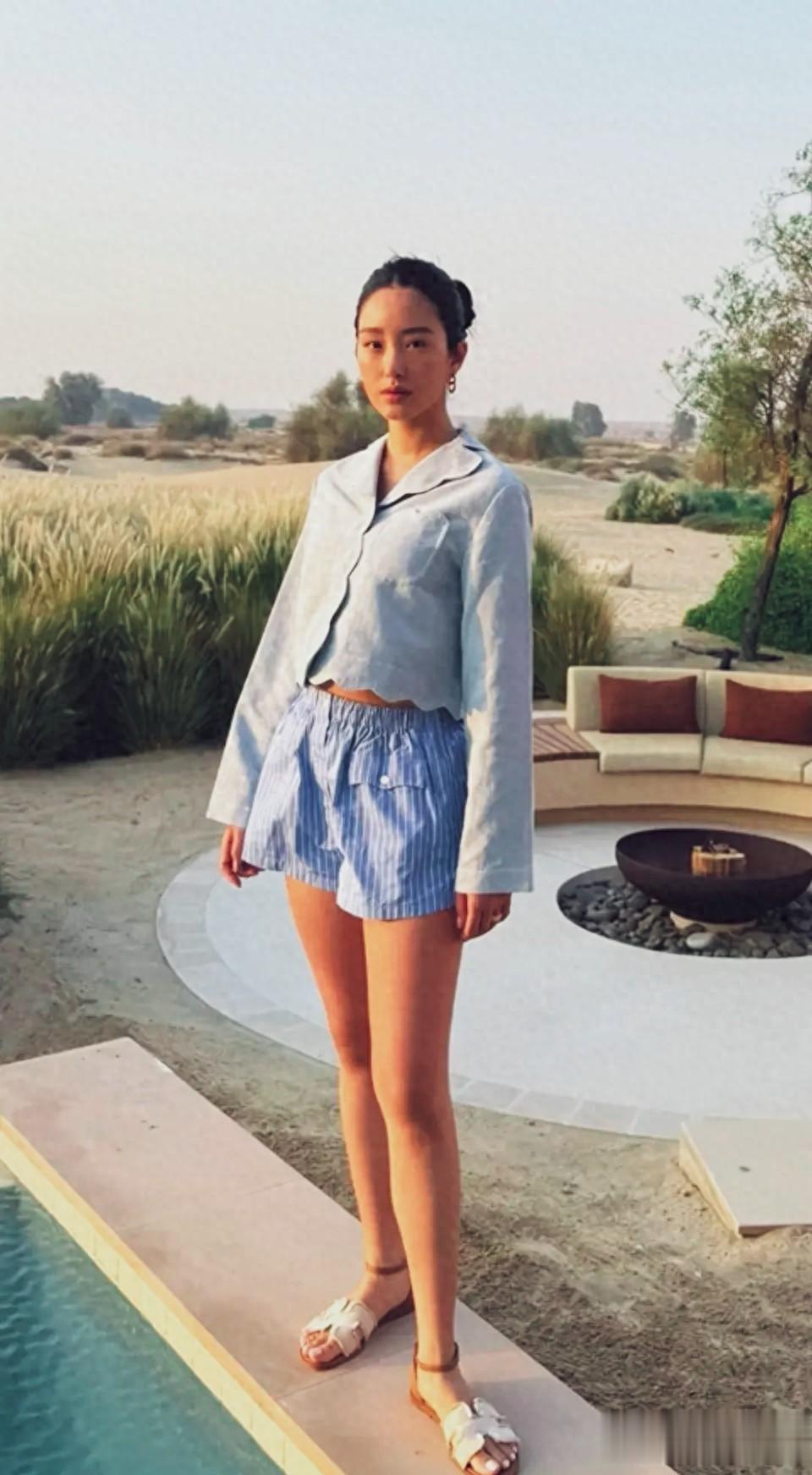 杨采钰沙漠炫富，爱马仕凉鞋配萝卜腿，网友炸锅：贵妇也翻车？