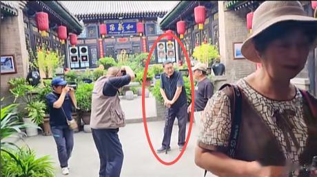 他72岁独居离婚未再婚，每月寄钱前妻20年，没人懂他为何从不解释