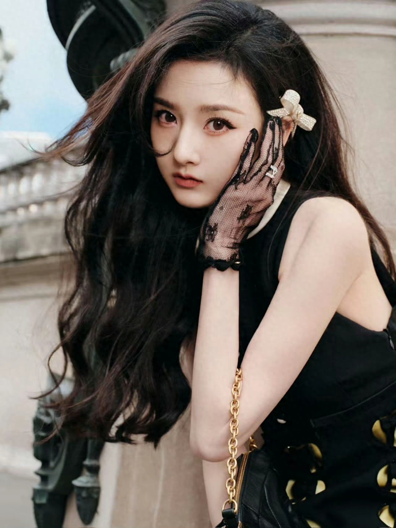 宋祖儿漫步巴黎,法式浪漫与黑色相融,是独一无二的黑天鹅