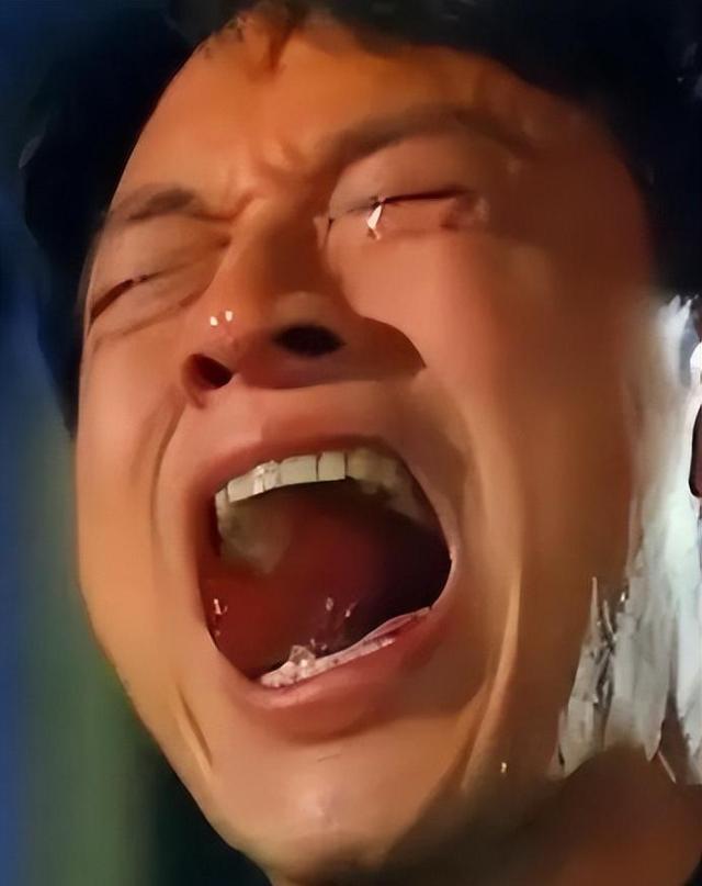 太心疼!63岁马景涛直播晕倒,后脑着地,眼神迷离,现场混乱停播