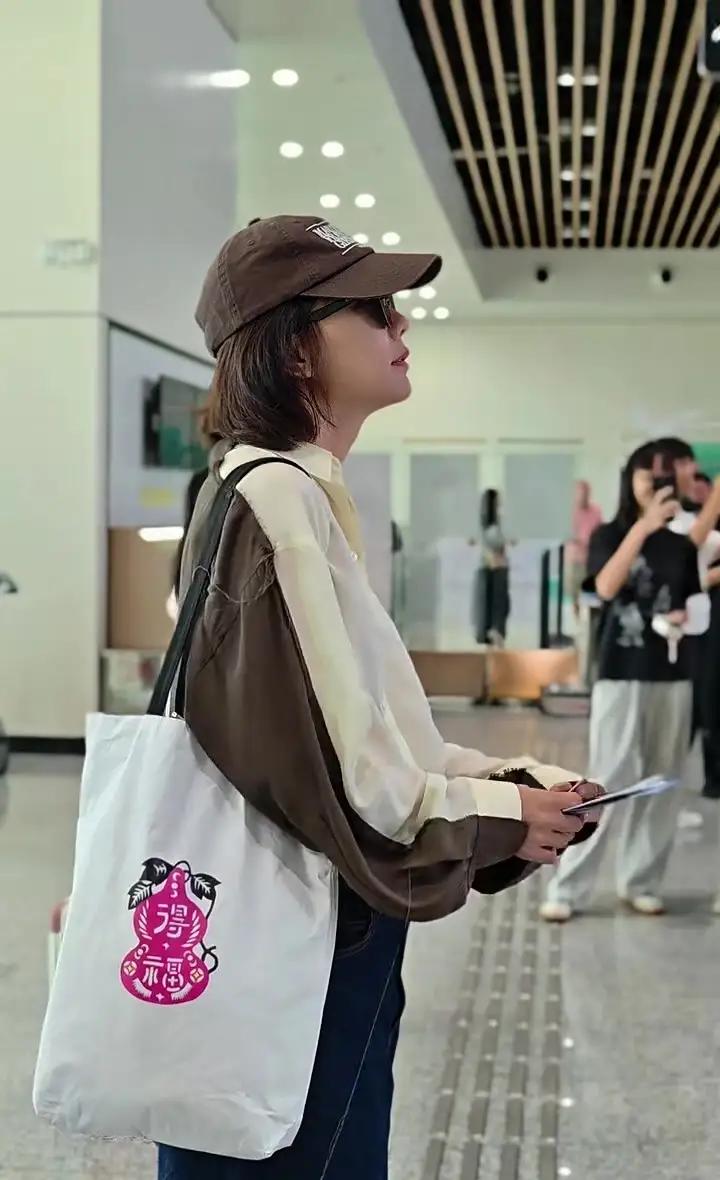 王珞丹现身机场，简约穿搭尽显松弛气质