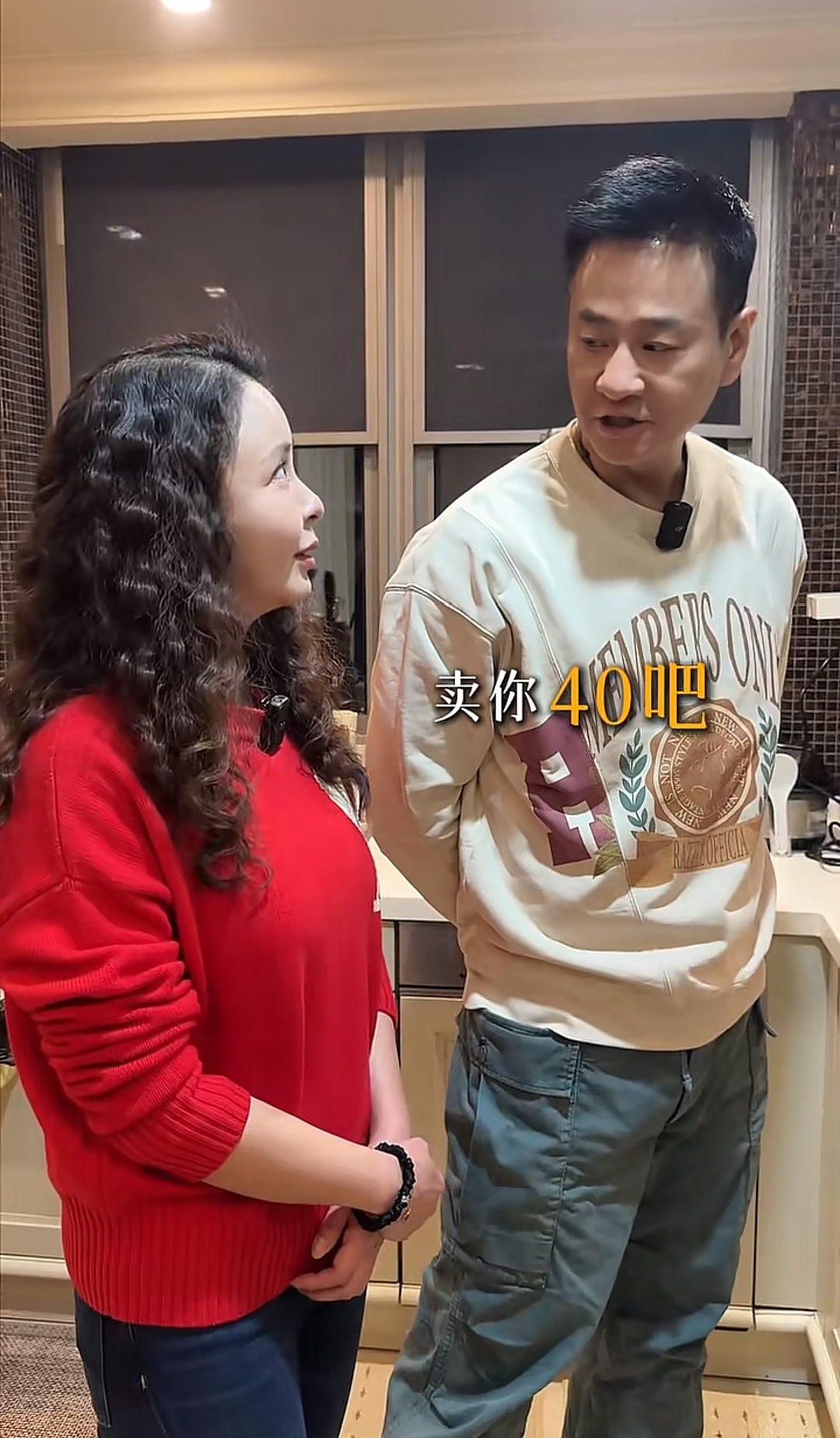 连奕名老婆生日，他和儿子亲手做蛋糕，杨若兮46岁素颜脸肿还嘴歪