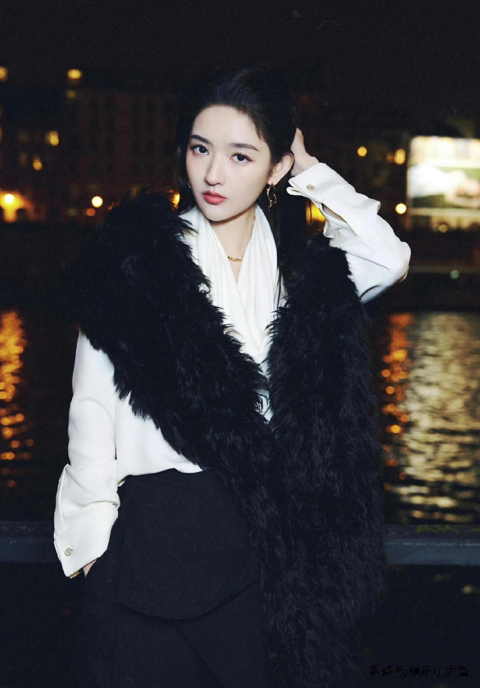 周也王玉雯巴黎街头的豪门姐妹花，优雅气场无人能敌，太美了