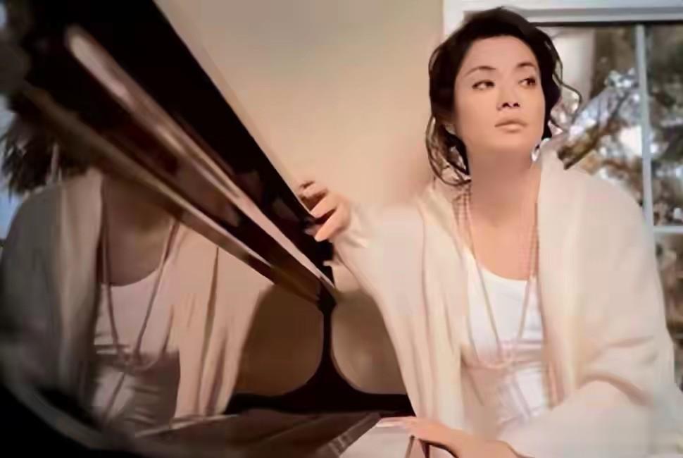 放弃争夺260亿遗产，带着女儿远走美国，如今才知道她有多明智