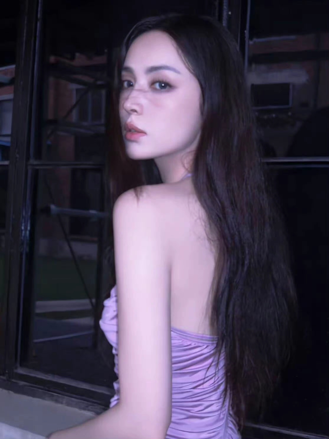 也就是娜扎这组让我发现 紫色光是最烘托美女氛围的颜色