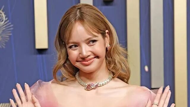 Blackpink的Lisa一身粉色连衣裙现身艾美奖颁奖典礼，引发转型猜测