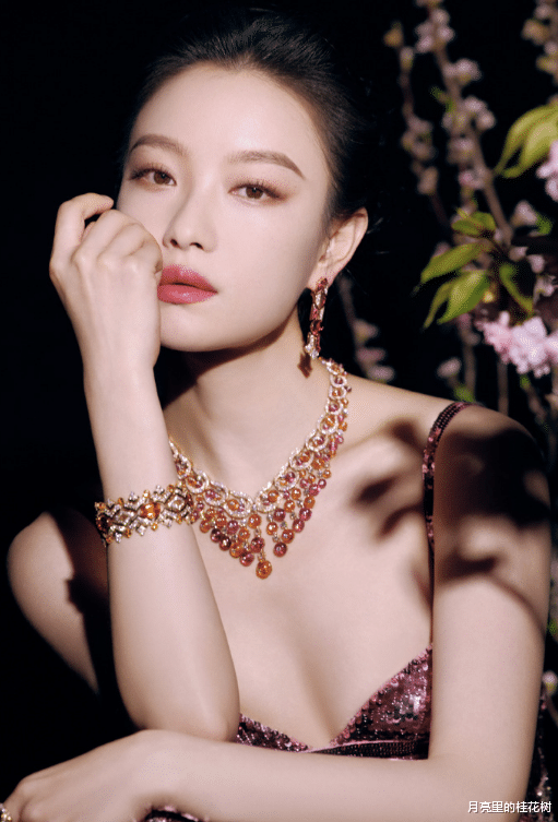 倪妮电影节闭幕红毯：两套高定造型惊艳亮相，举手投足皆风情