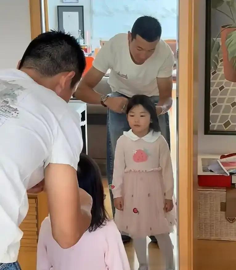 朱珠老公晒带娃日常，熟练为女儿扎头发，耐心细致父爱爆棚