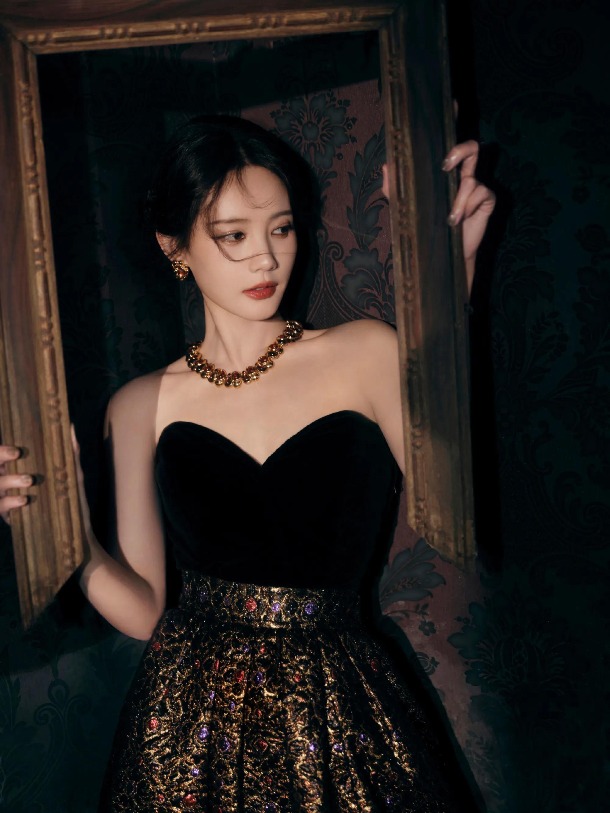 李一桐抹胸礼裙,美得像一幅画